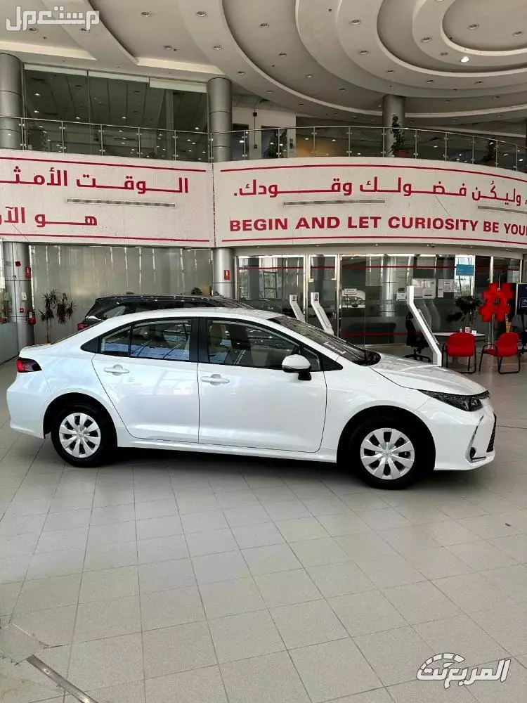مقارنة بين تويوتا كورولا وكورولا هايبرد 2025 في السعودية التصميم الجانبي لتويوتا كورولا 2025