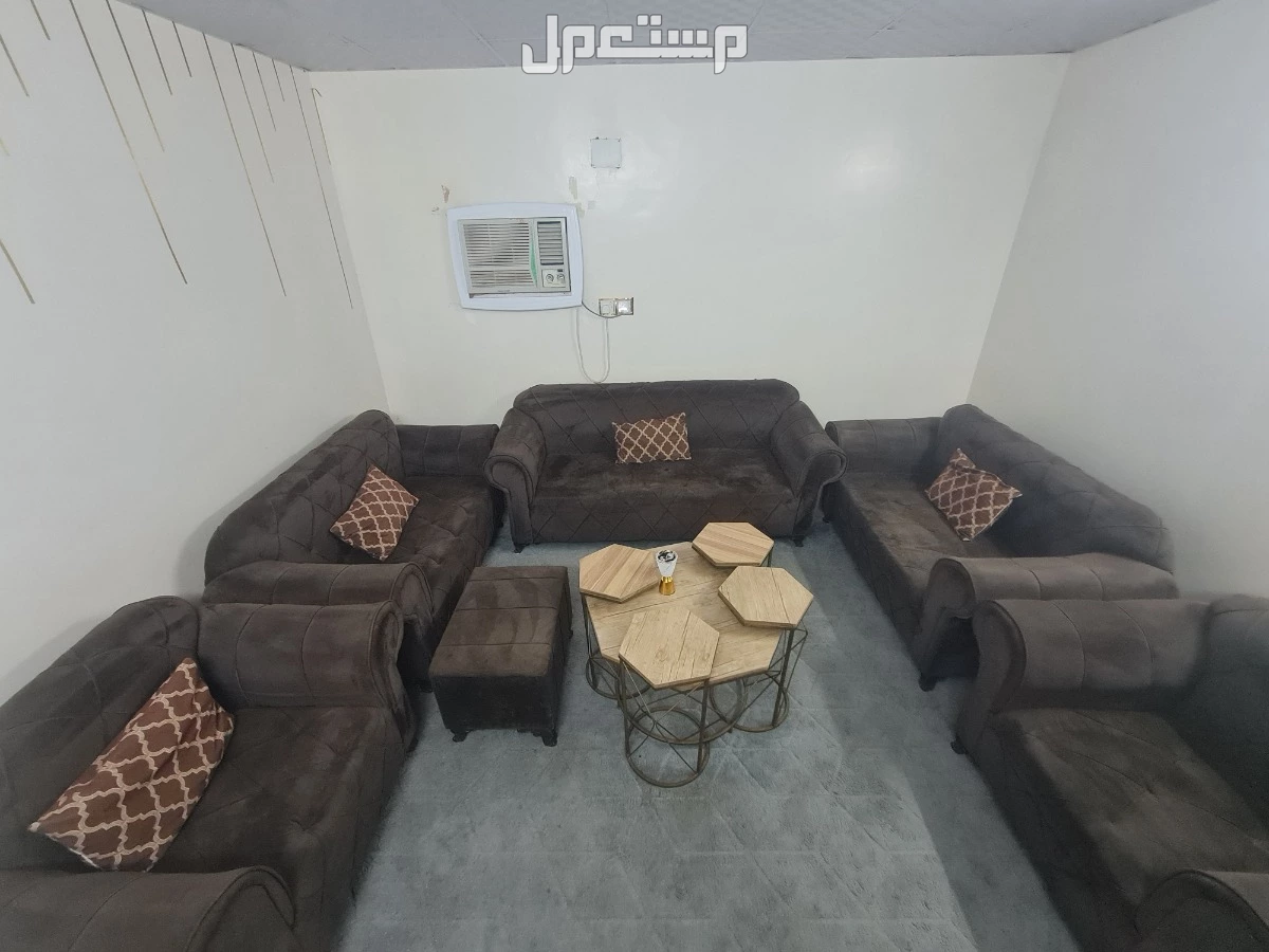 كنب وطاولة  في بيش بسعر 1100 ريال سعودي قابل التفاوض