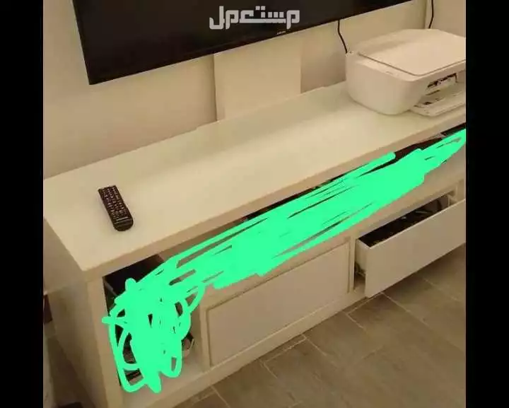 طاولة تلفزيون يثقت فيها تلفزيون