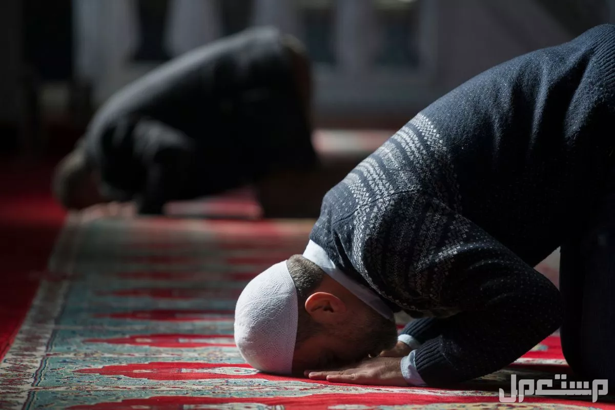 فضل صيام العشرة من ذو الحجة.. فرصة عظيمة للتقرب إلى الله رجل مسلم يصلي في المسجد