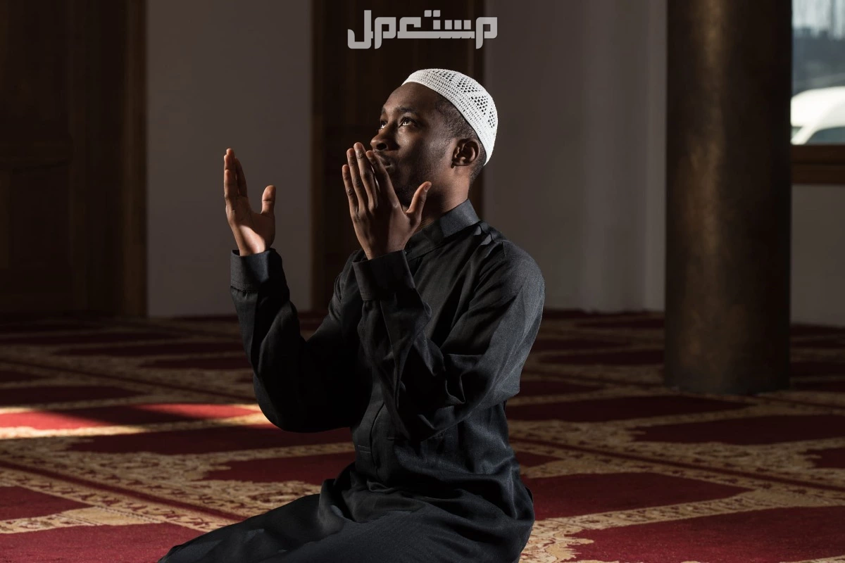 فضل صيام العشرة من ذو الحجة.. فرصة عظيمة للتقرب إلى الله رجل يدعو الله في المسجد