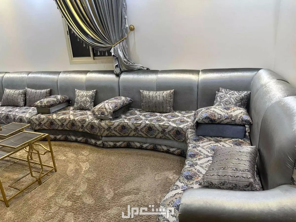 كنب مع الستاير مع الفرشه مع الطاولات