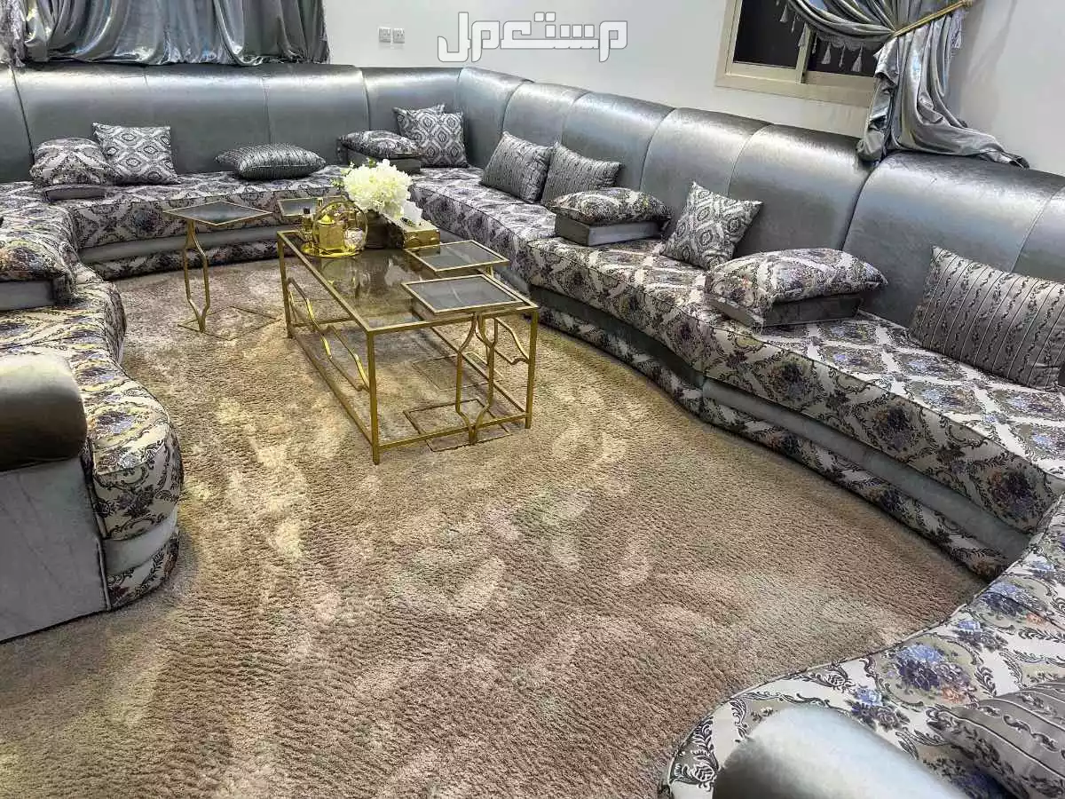 كنب مع الستاير مع الفرشه مع الطاولات