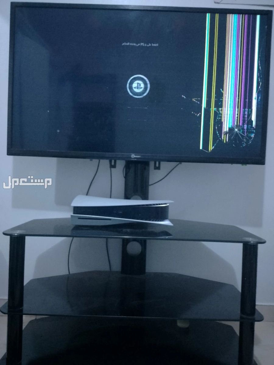 شاشة 50 بوصة وطاولة تلفاز  في الرياض حي عكاظ شاشة 50 بوصة فيها كسر لـ التجديد او الاستفادة من القطع شركة ANSAT