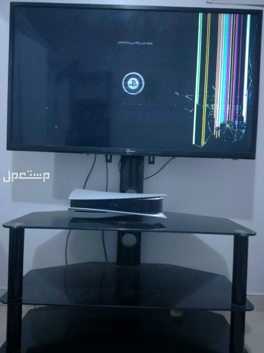 شاشة 50 بوصة وطاولة تلفاز  في الرياض حي عكاظ طاولة اخت الجديدة لاتشكي من اي شيء ثلاث طبقات .