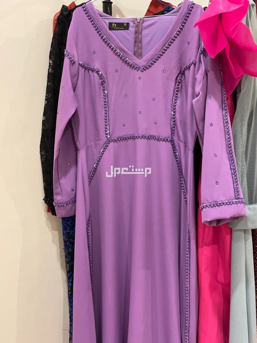 فساتين للبيع تلبس (m,L,xL) مستعمله انلبست مره واحده فقط اللون : موف فاتح 
السعر:300