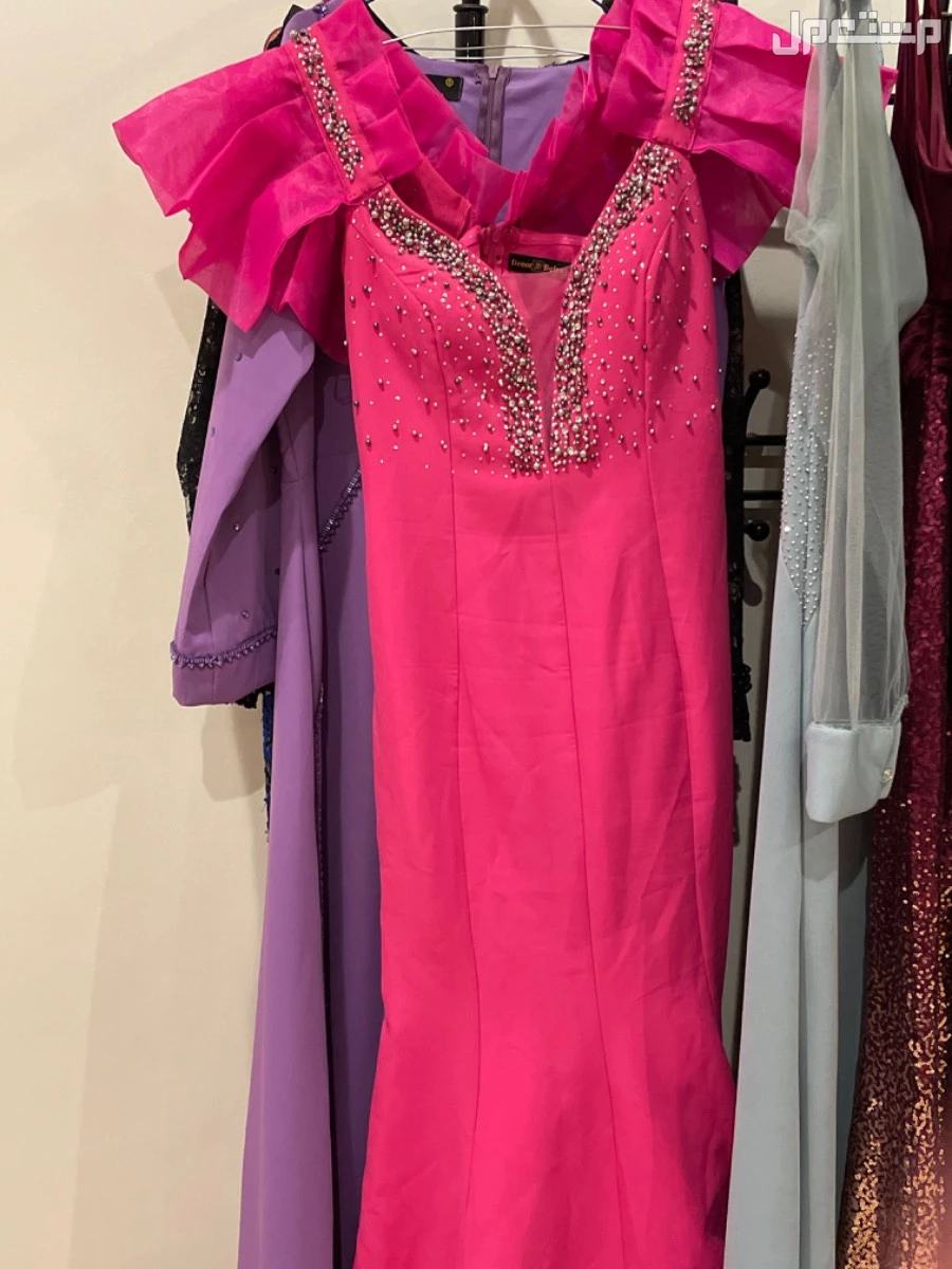 فساتين للبيع تلبس (m,L,xL) مستعمله انلبست مره واحده فقط اللون: فوشي
السعر : 300