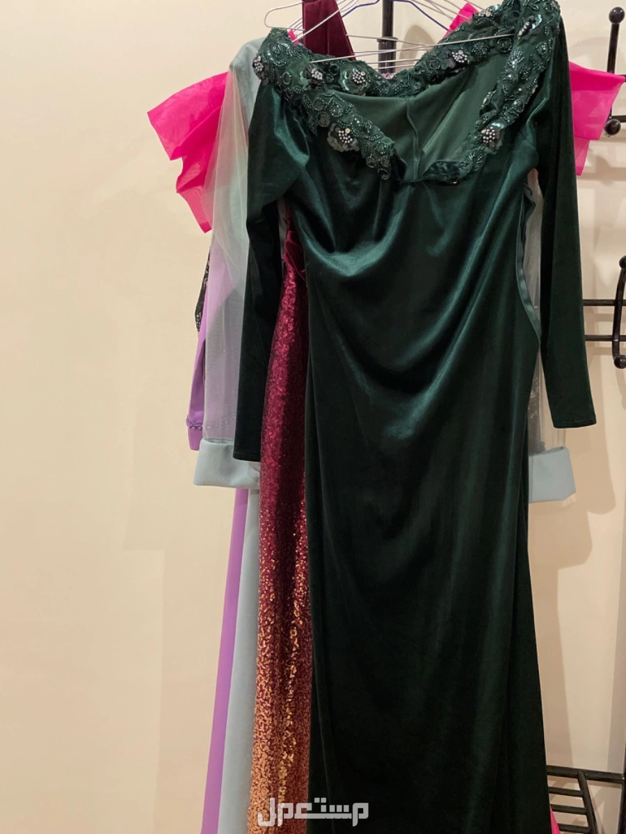 فساتين للبيع تلبس (m,L,xL) مستعمله انلبست مره واحده فقط اللون: زيتي 
السعر :300