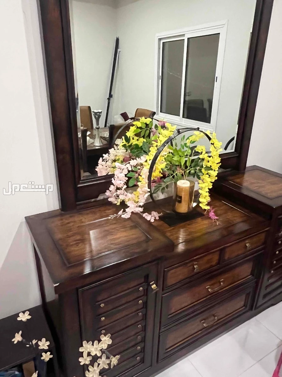 طاوله وبوفيه للبيع بحاله جيده بالخبر ب 1800