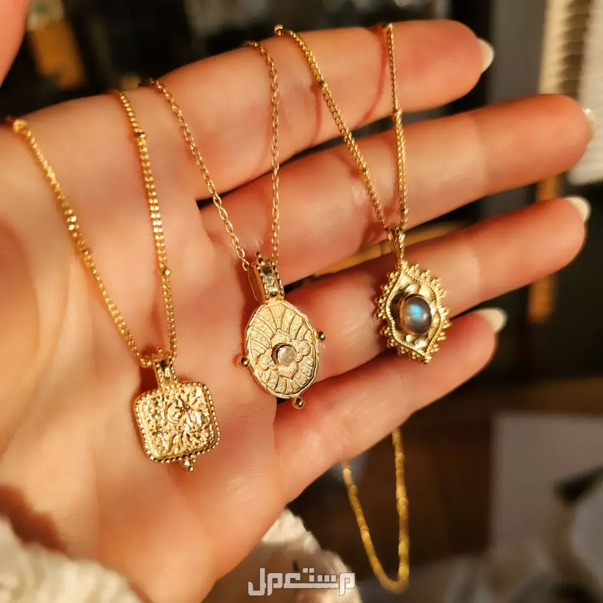 ما تفسير حلم بيع الذهب للرجل المتزوج والمرأة؟ ثلاث سلاسل ذهب