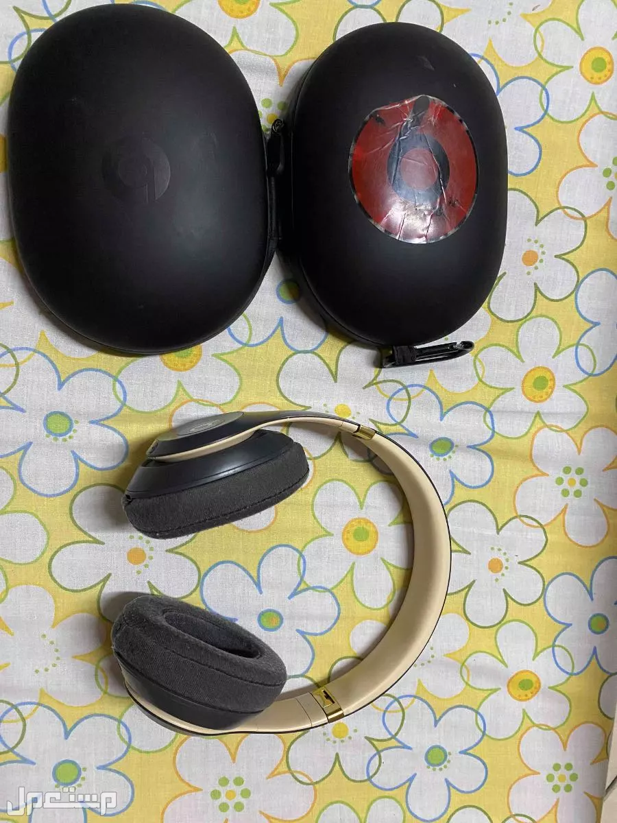 Beats Studio 3 سماعة  للبيع  بسعر 589 تشتغل بصوره طبيعية بها تصدعات في الجانبين تحتاح تغيير للبادز  عزل الصوت خفيف