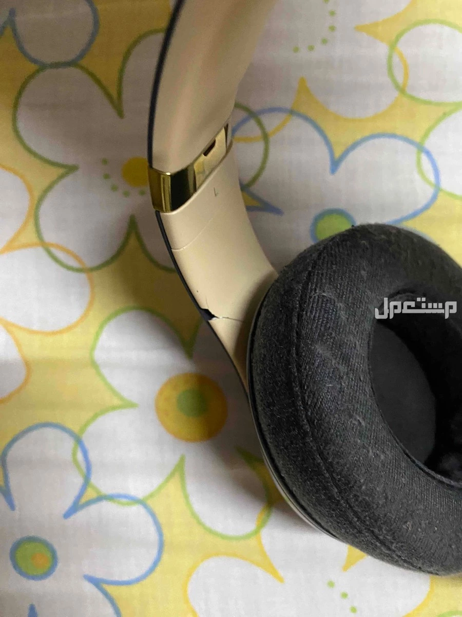 Beats Studio 3 سماعة  للبيع  بسعر 589 تشتغل بصوره طبيعية بها تصدعات في الجانبين تحتاح تغيير للبادز  عزل الصوت خفيف