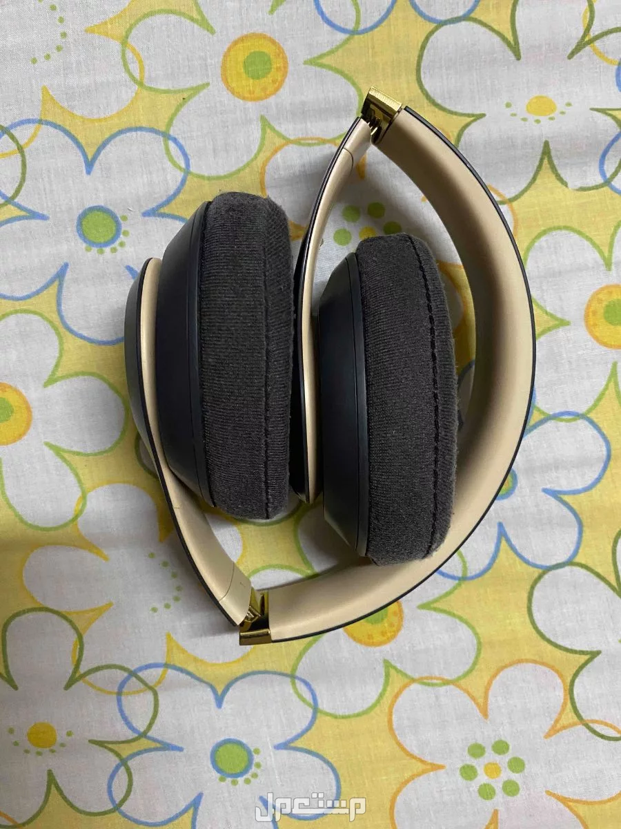 Beats Studio 3 سماعة  للبيع  بسعر 589 تشتغل بصوره طبيعية بها تصدعات في الجانبين تحتاح تغيير للبادز  عزل الصوت خفيف