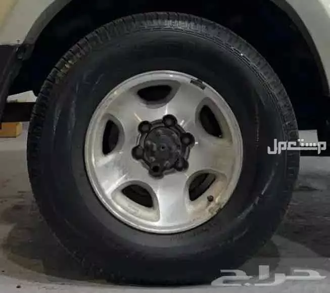 جنوط مع كفرات جيب تويوتا vxr 1996 في الباحة بسعر 1500 ريال سعودي