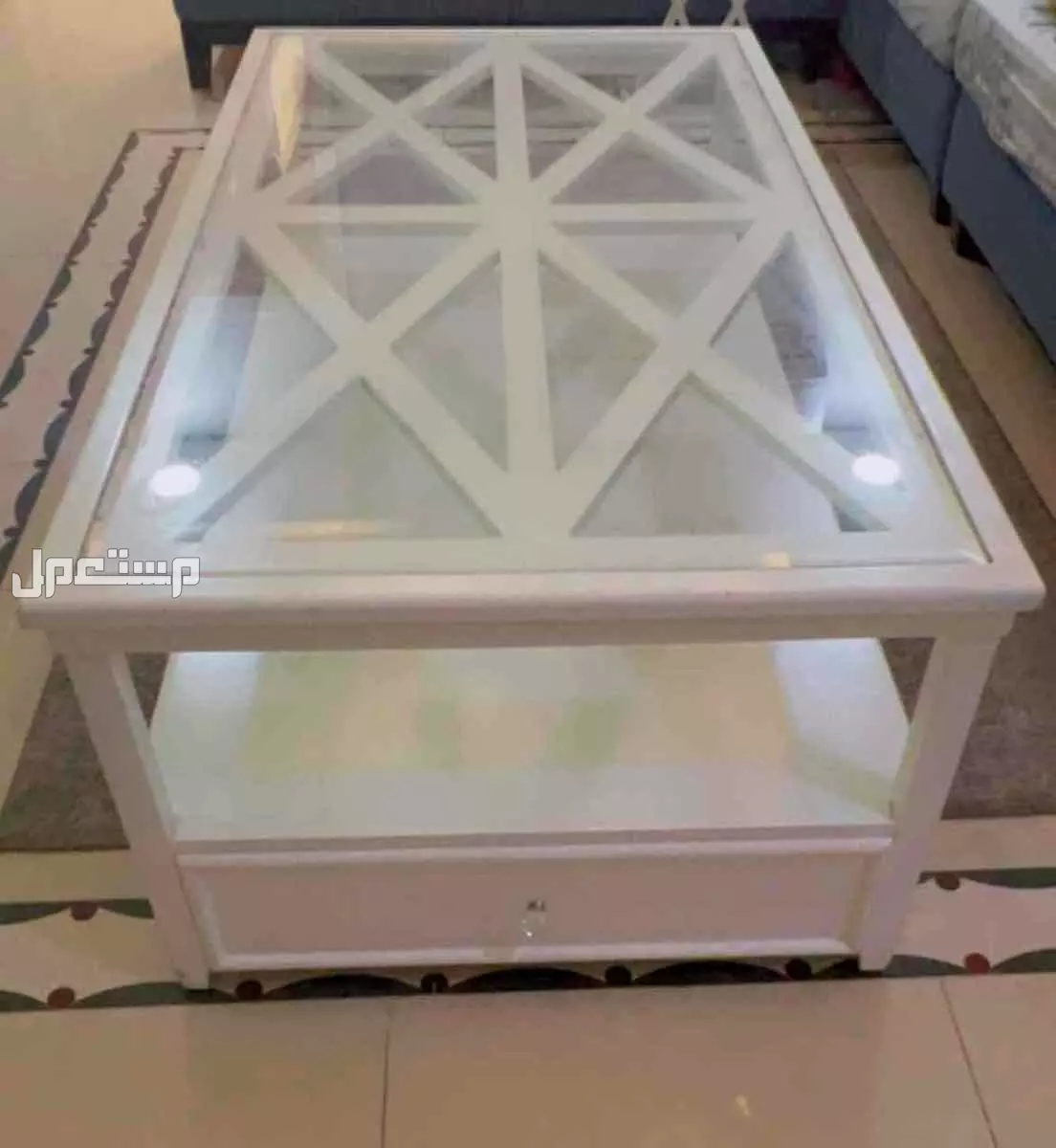 طاولة مستطيله ب ادرج و 4 طاولات خدمه  في الدمام بسعر 1300 ريال سعودي