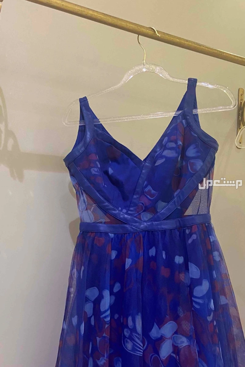 فستان ناعم ورايق وطويل لونه مموج ويناسب العيد