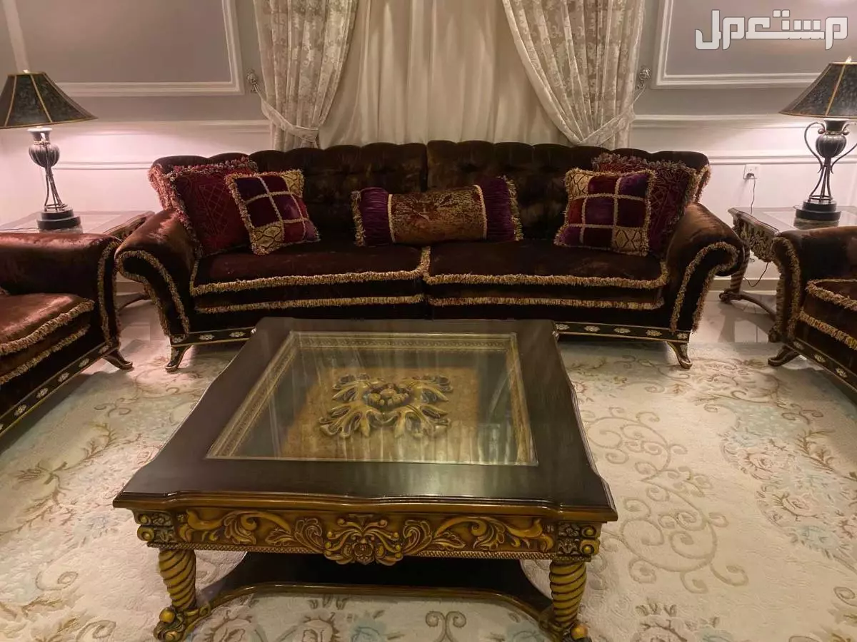 كنب مع طاولات وستارة وزوليه وابجورات
