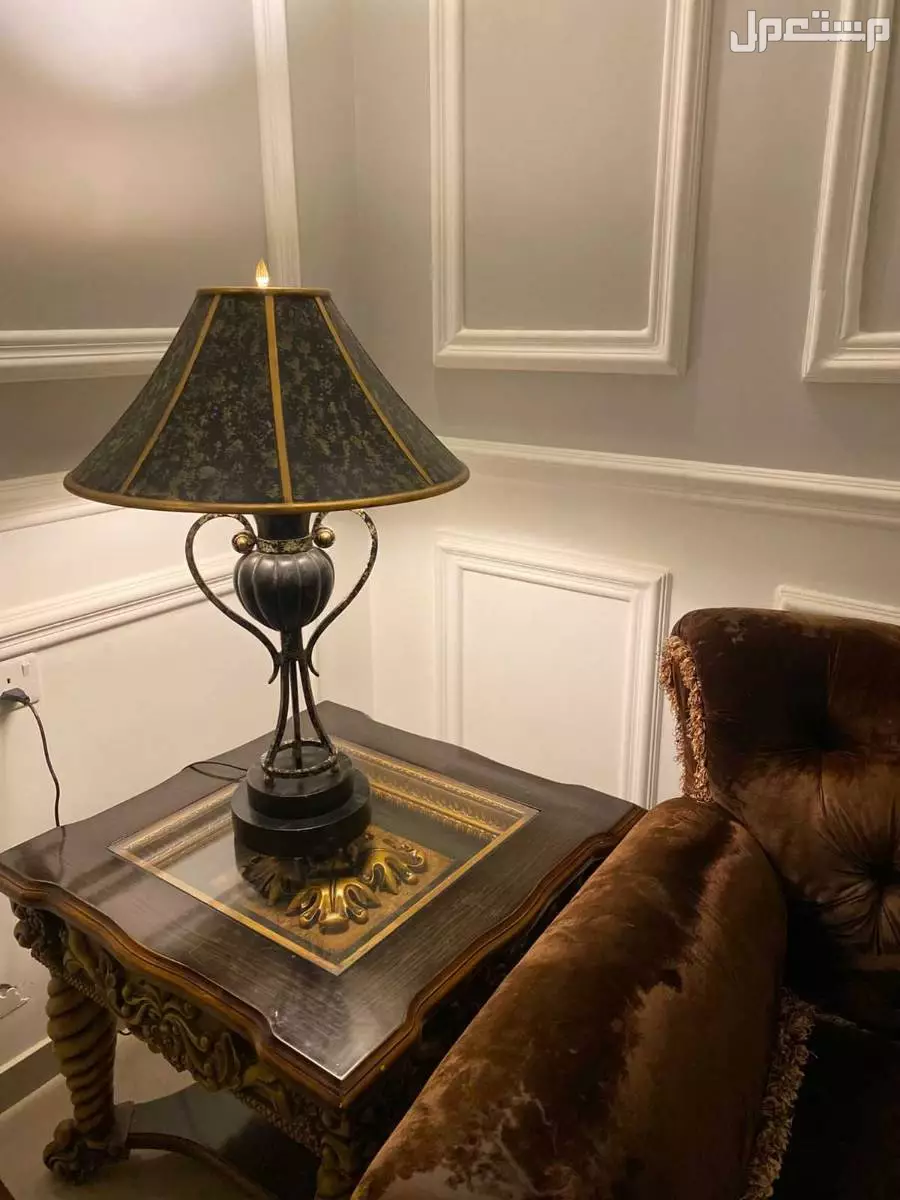 كنب مع طاولات وستارة وزوليه وابجورات