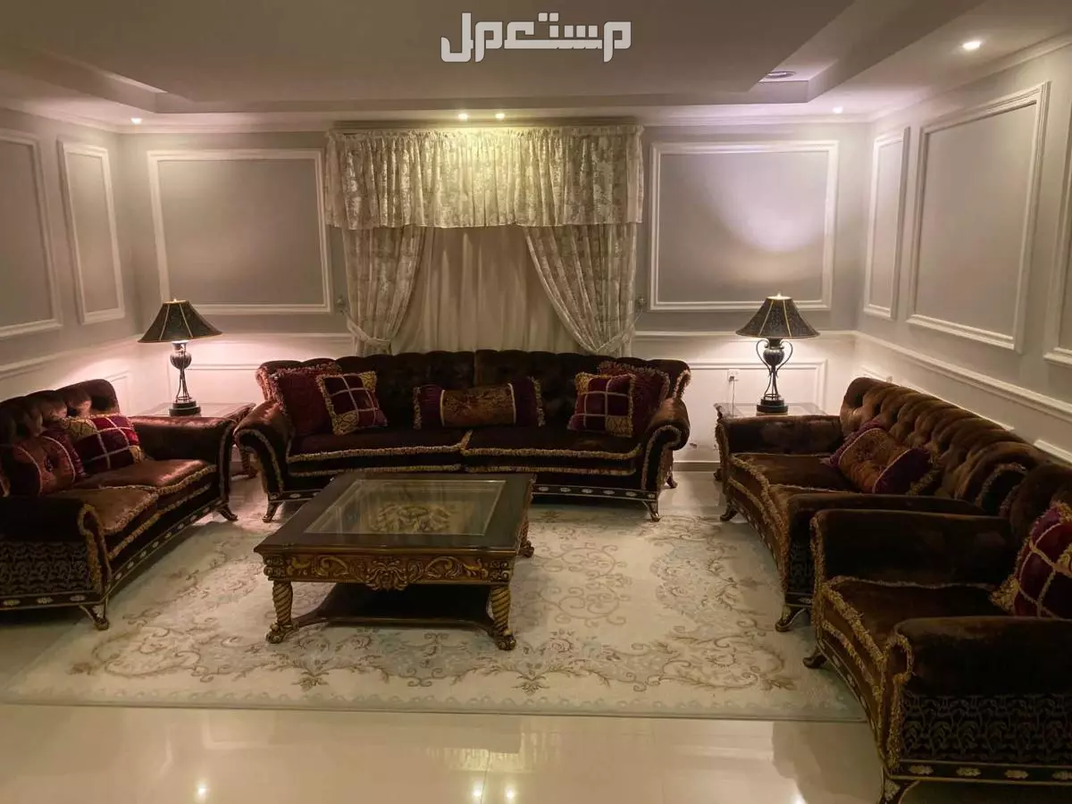 كنب مع طاولات وستارة وزوليه وابجورات