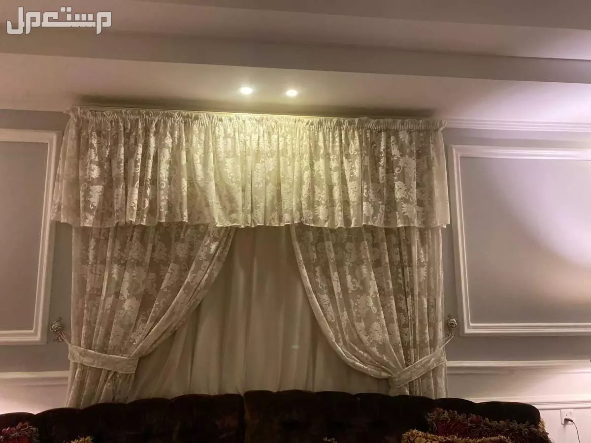 كنب مع طاولات وستارة وزوليه وابجورات