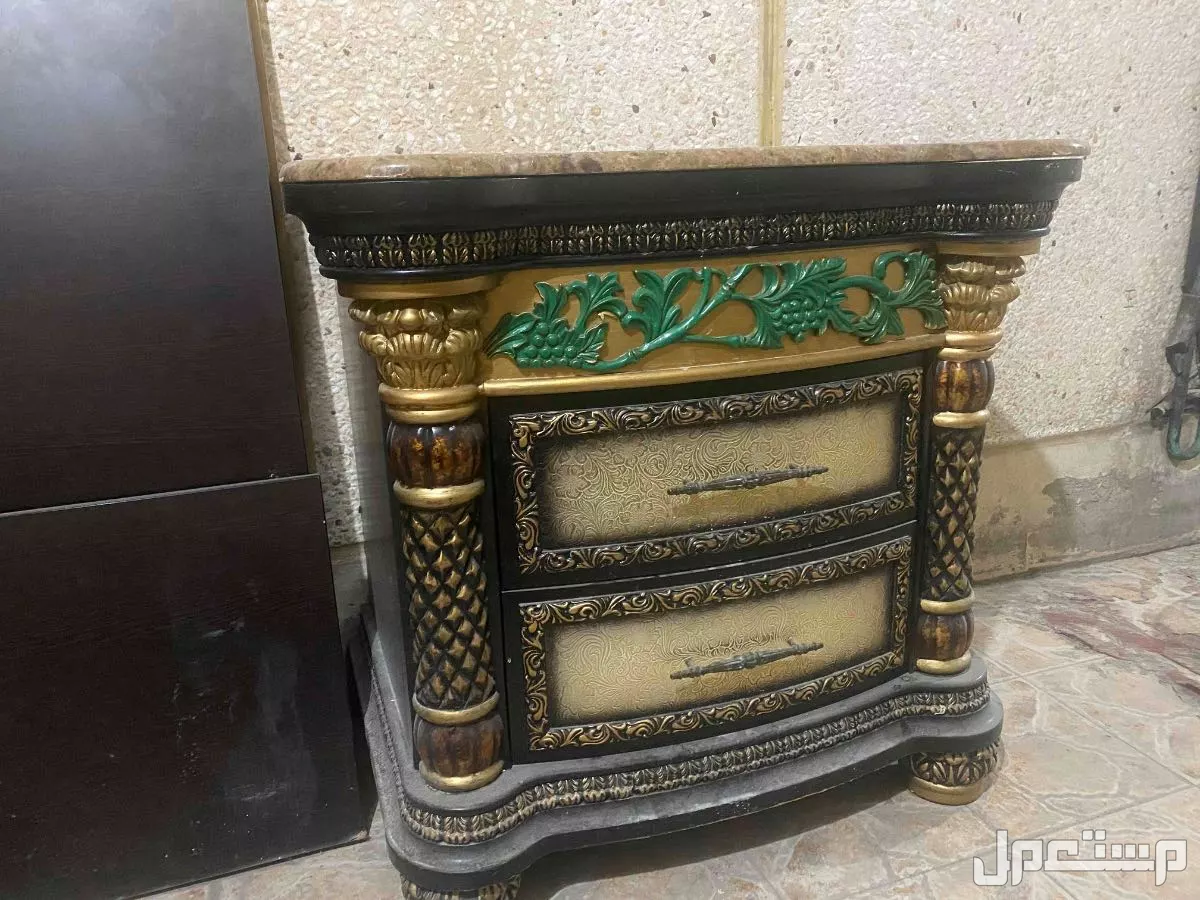 “أثاث غرفة نوم خشب متكامل بحالة ممتازة - دولايب + سرير + طاولة -