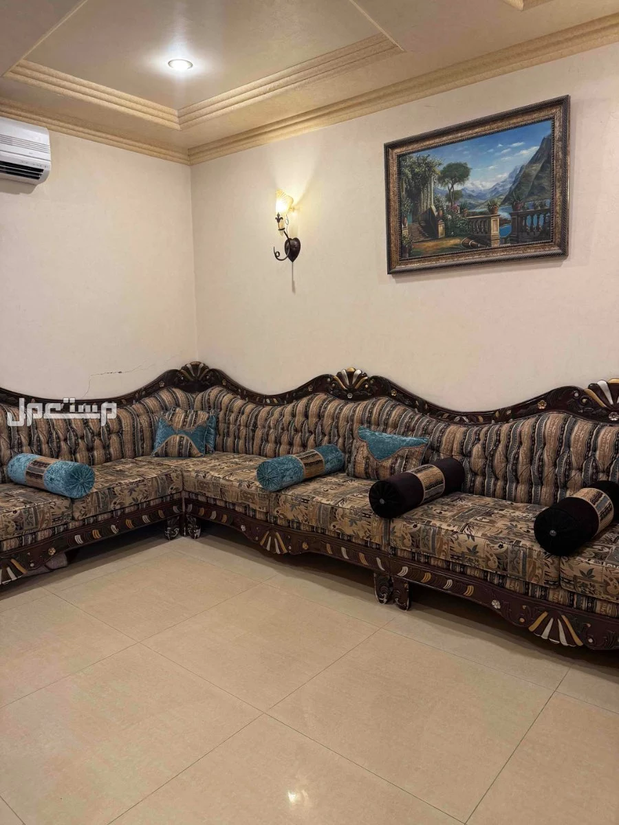 مجلس رجال مجلس رجال للبيع نظيف مع الستاره تقريبا 11 متر حجم المجلس 4*5  المجلس بحاله جيده والاسفنج ممتاز  نظيف للبيع 4* 5  في الرياض بسعر ألف ريال سعودي