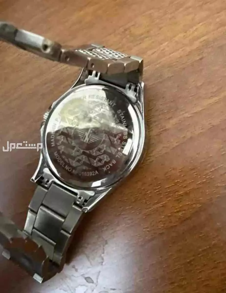 للبيع ساعات جميلات جدا وحده الماس والثانيه عاديه