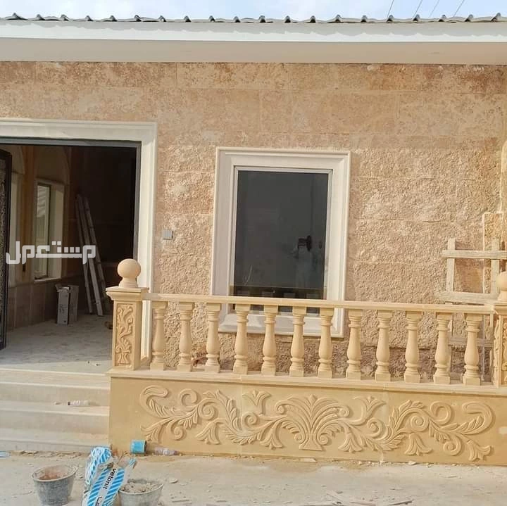 یوجد لدینا حجر ریاض الطبیعی مع تورید وترکیب والجمیع الدیکورات حجرنساح ابیض