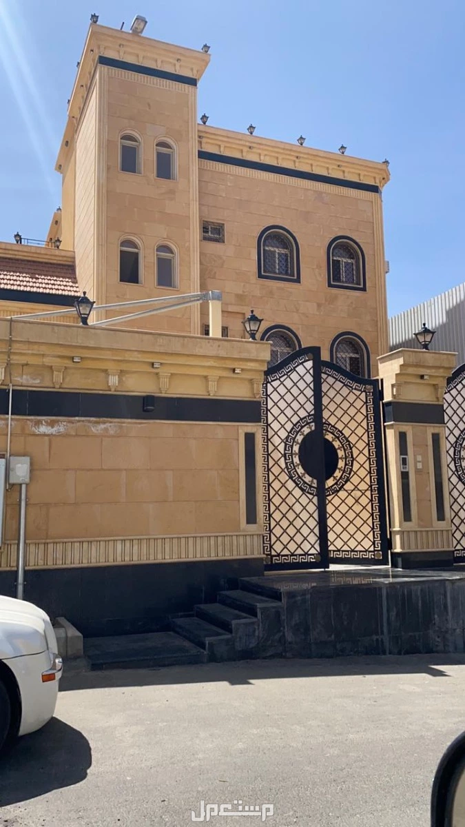 یوجد لدینا حجر ریاض الطبیعی مع تورید وترکیب والجمیع الدیکورات حجرنساح ابیض