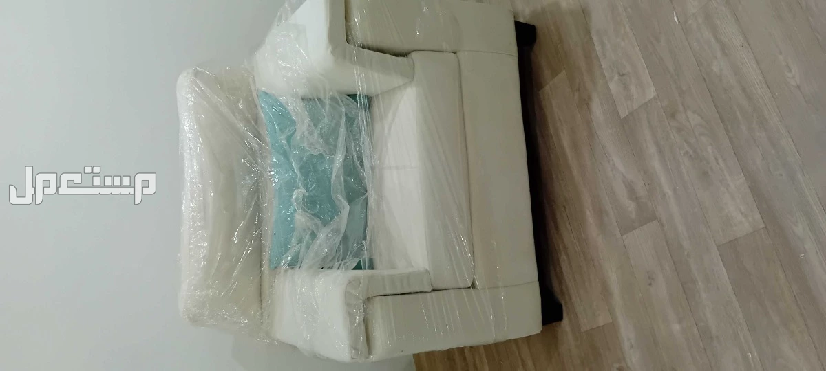 طقم كنب كامل  4 قطع لون بيج  نضيف استخدم قطعتين فقط  وباقي علي الضمان  واستخدام اقل من سنه سعره جديد 2700