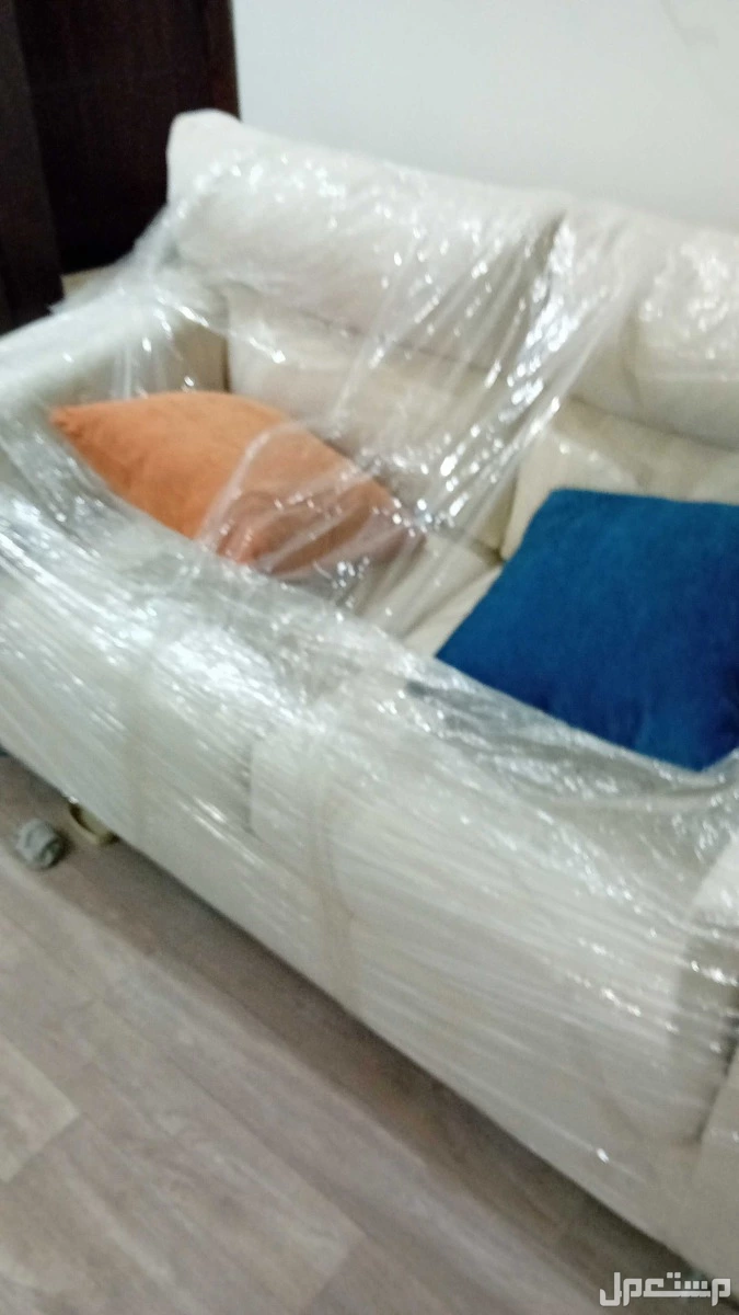 طقم كنب كامل  4 قطع لون بيج  نضيف استخدم قطعتين فقط  وباقي علي الضمان  واستخدام اقل من سنه سعره جديد 2700