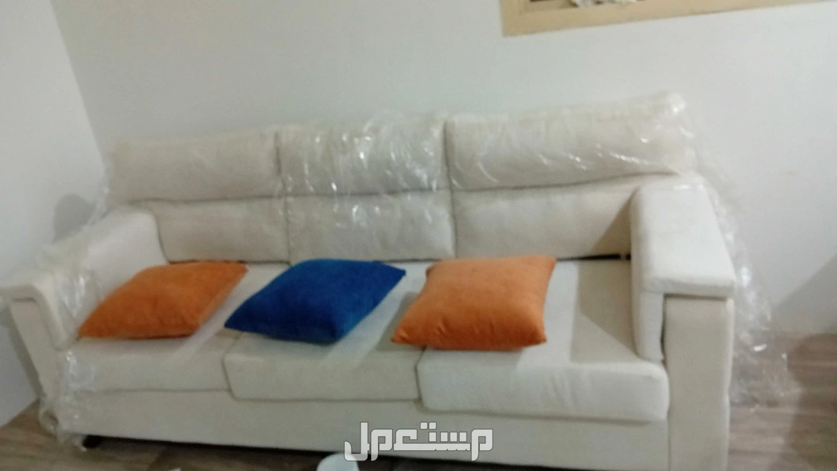 طقم كنب كامل  4 قطع لون بيج  نضيف استخدم قطعتين فقط  وباقي علي الضمان  واستخدام اقل من سنه سعره جديد 2700