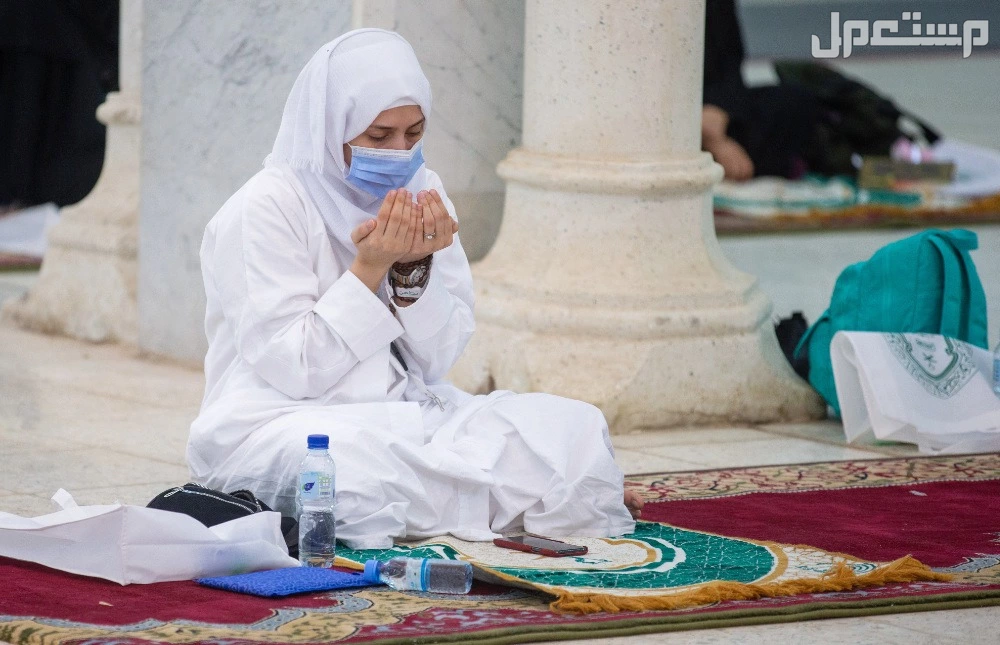 دليل شامل تجهيزات الحج للنساء 1446.. كل ما تحتاجين معرفته سيدة تدعو الله في الحرم