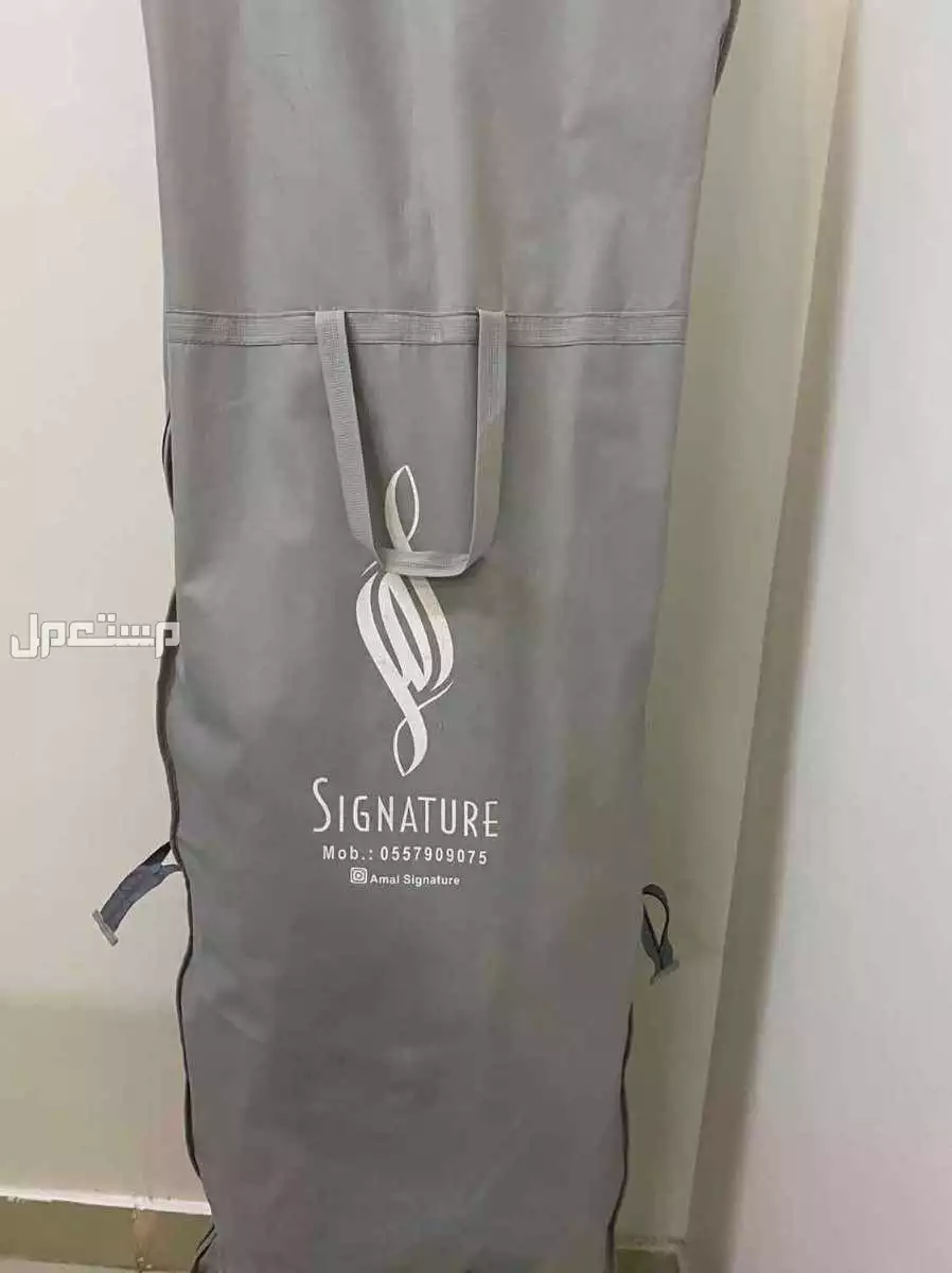 فستان من المصممه امل سجنتشر بقيمة 2000 ريال سعر البيع 600 لبسه وحده 4 ساعات جديد ونظيف  المقاس يلبس سمول ومديم