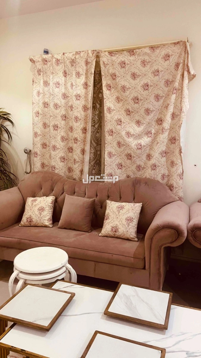 مجلس كنب للبيع  12 شخص مع الطاولات  في الرياض بسعر 900 ريال سعودي