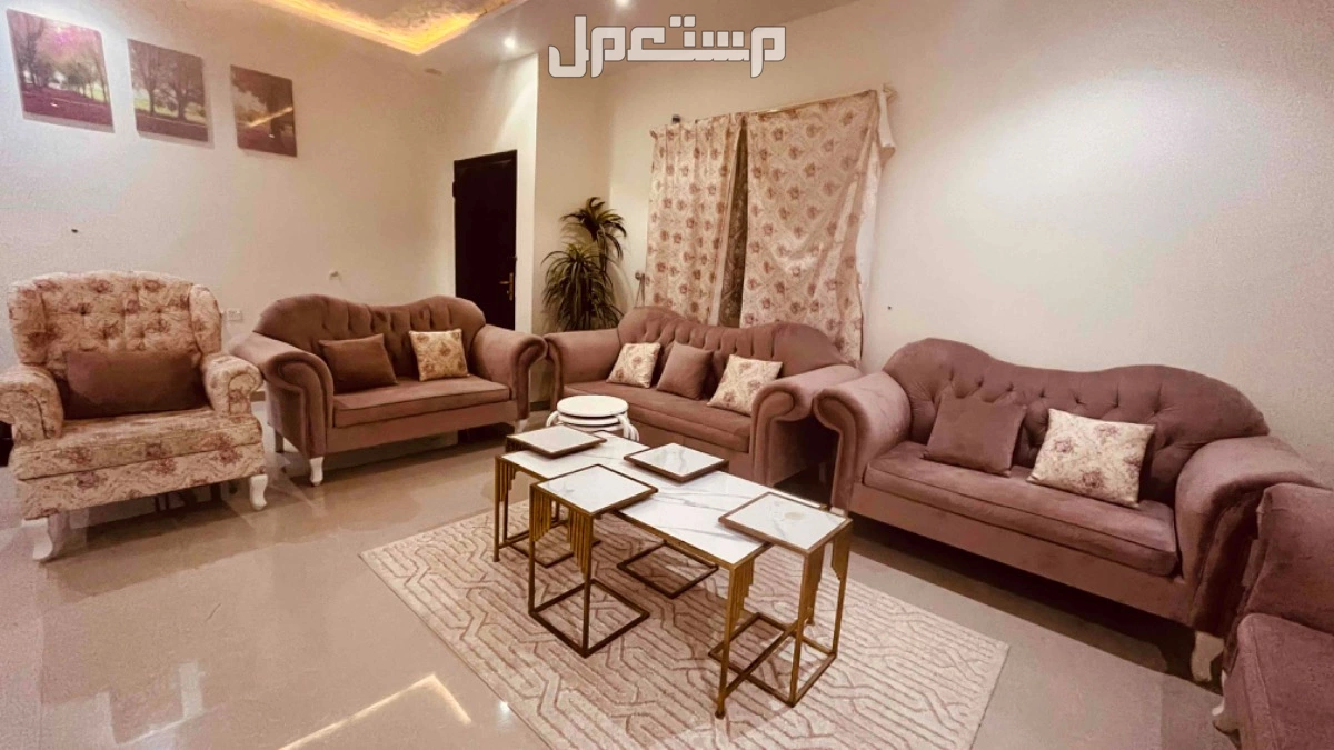 مجلس كنب للبيع  12 شخص مع الطاولات  في الرياض بسعر 900 ريال سعودي