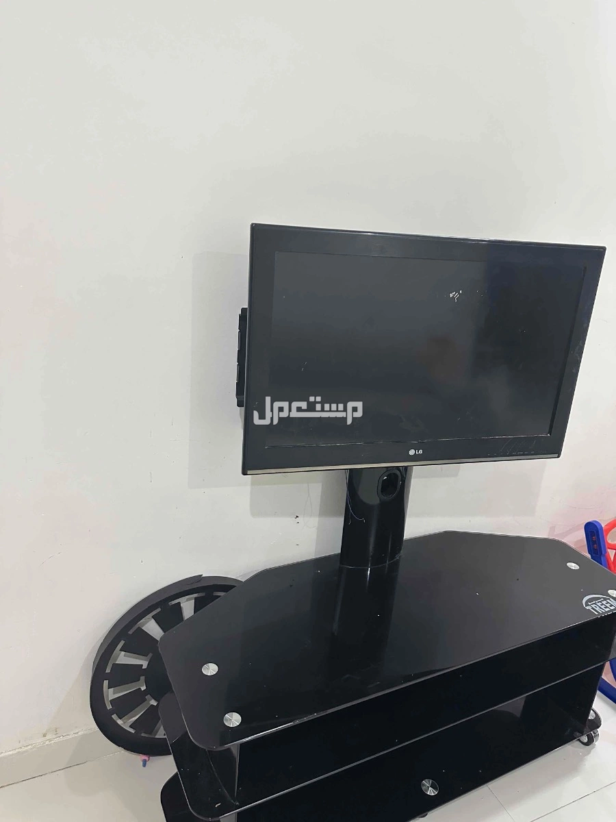 للبيع طاوله مع التلفزيون بسعر 600 ريال سعودي