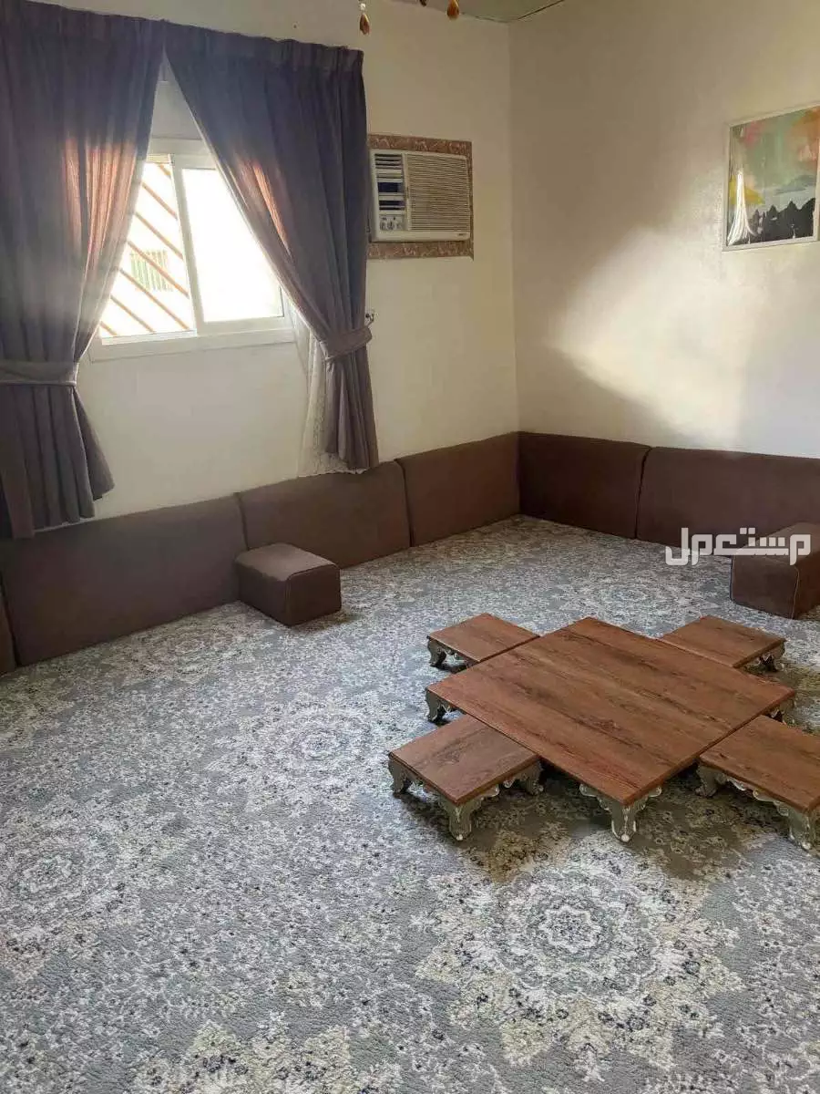 اثاث منزلي مستعمل للبيع مكون من ابواب ومجلس عربي مساند ومغاسل