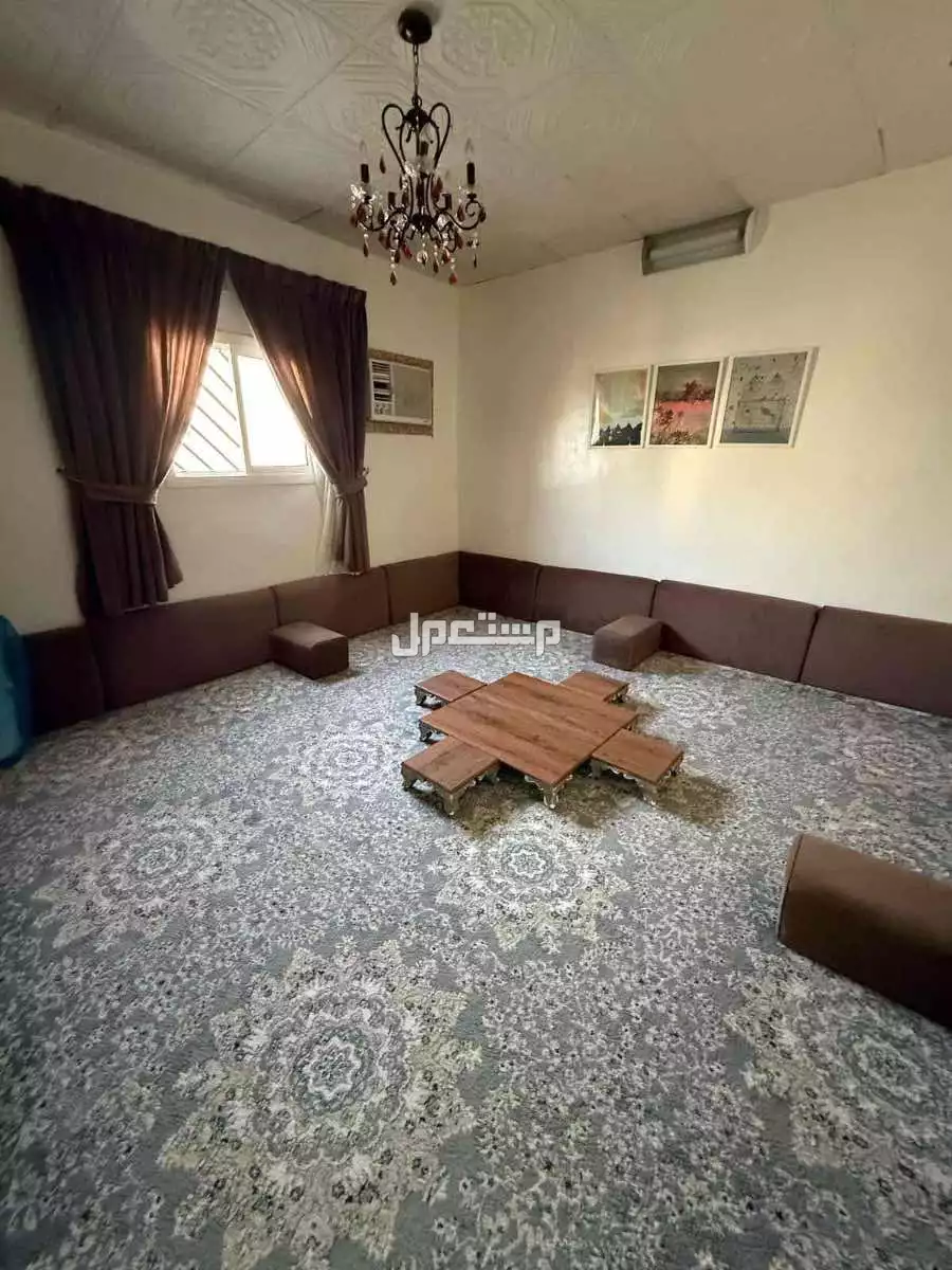 اثاث منزلي مستعمل للبيع مكون من ابواب ومجلس عربي مساند ومغاسل