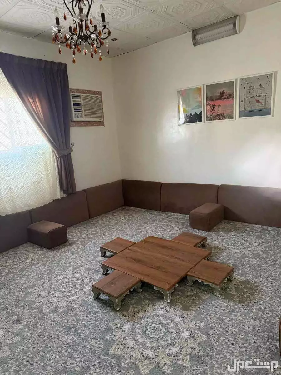 اثاث منزلي مستعمل للبيع مكون من ابواب ومجلس عربي مساند ومغاسل