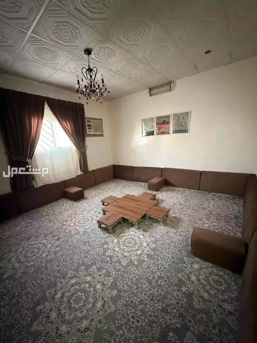 اثاث منزلي مستعمل للبيع مكون من ابواب ومجلس عربي مساند ومغاسل