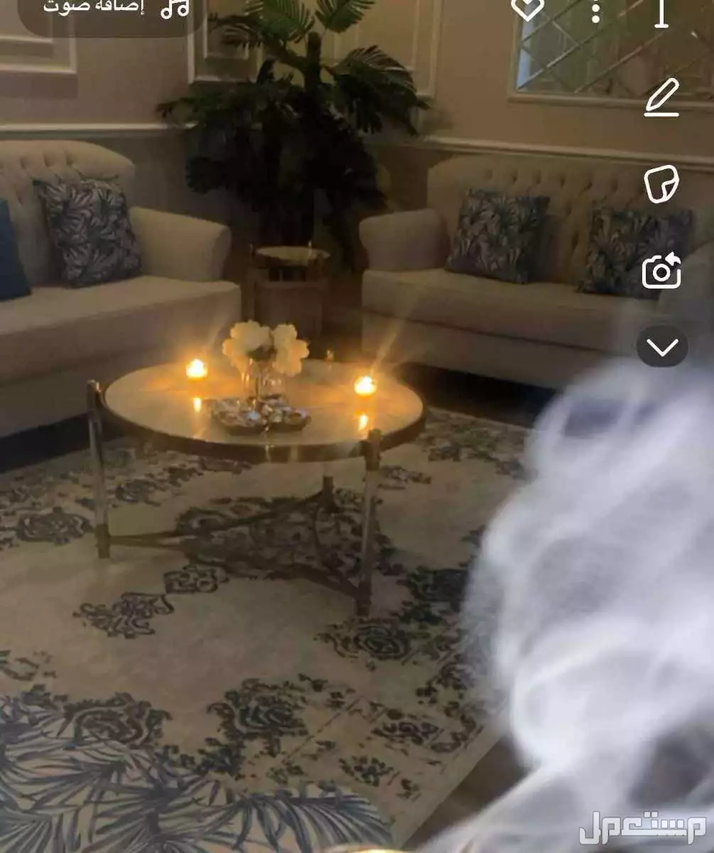 كنب 7 اشخاص + سجاد + طاولة خدمة كبيرة بالنص و 3 طاولات خدمة صغيرة + ابجورة من ايكيا  في جدة بسعر 2500 ريال سعودي