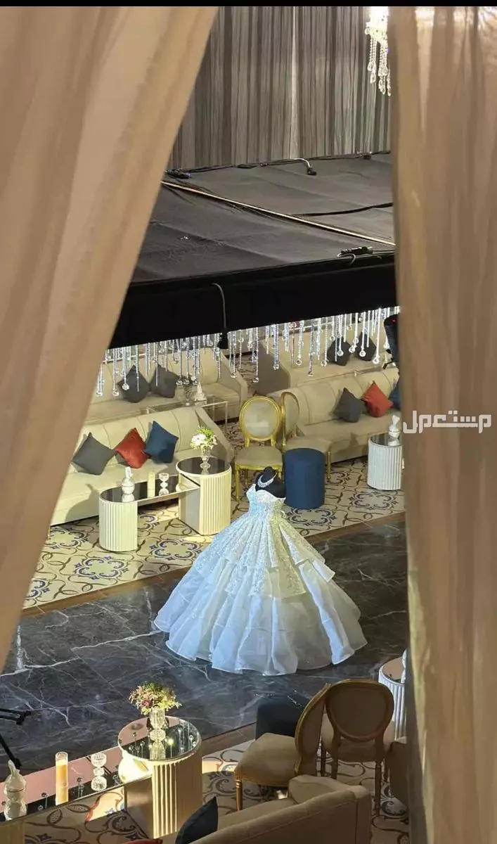 فستان عروس للبيع جديد ونظيف استعمال واحد والله لو الحاجه مابعته مع الطرحه حقته اخذته 8000 وسعر البيع ب 3000 والله يبارك للي بيخاذه في الرياض بسعر 3 آلاف ريال سعودي