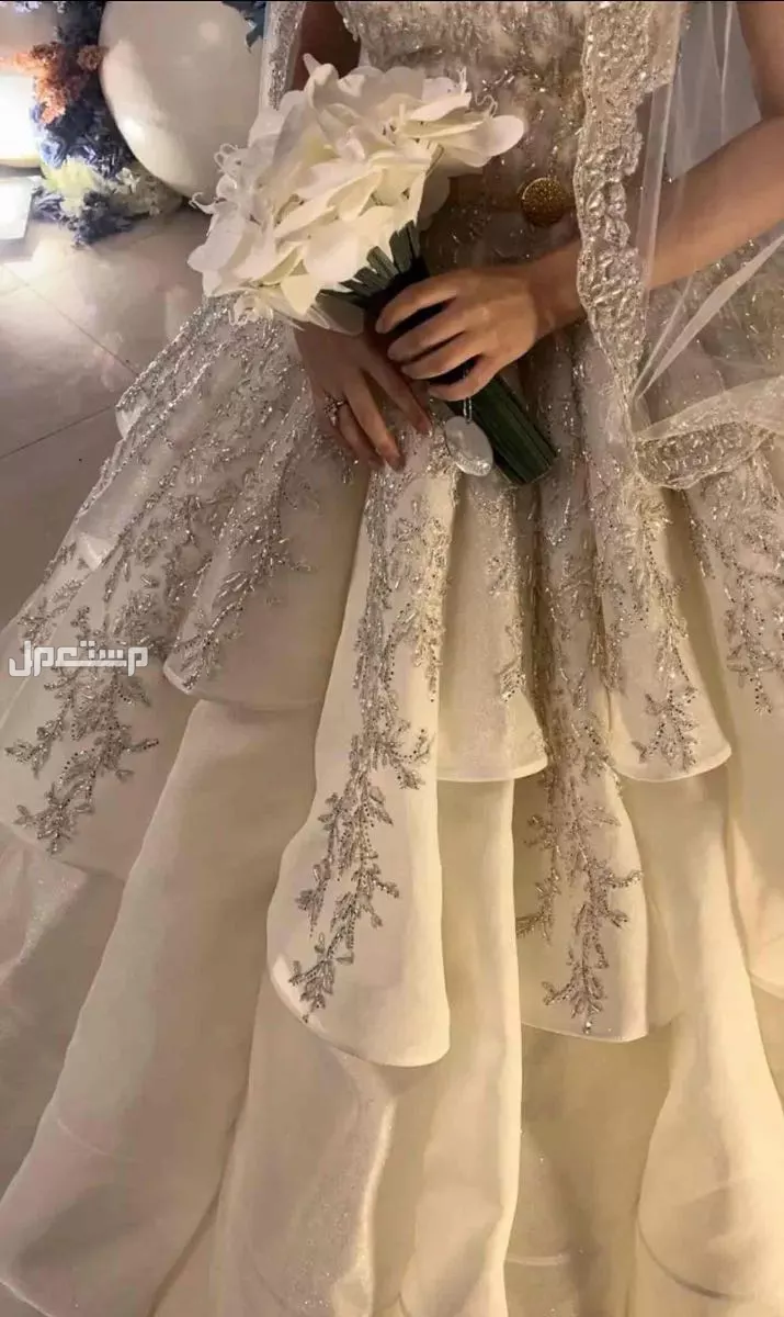 فستان عروس للبيع جديد ونظيف استعمال واحد والله لو الحاجه مابعته مع الطرحه حقته اخذته 8000 وسعر البيع ب 3000 والله يبارك للي بيخاذه في الرياض بسعر 3 آلاف ريال سعودي
