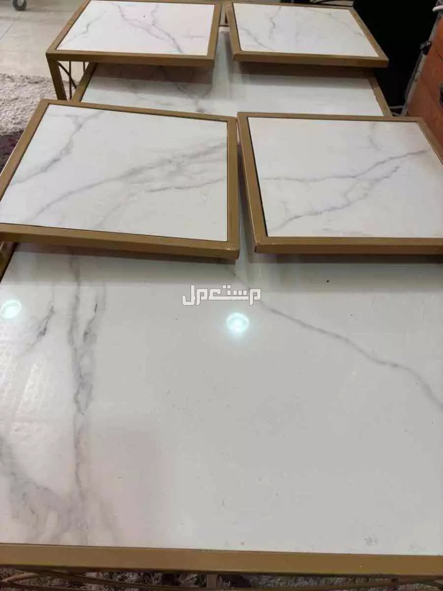 سرير وجزه و طاولات للبيع المجموع 900 مافيه اي كسر