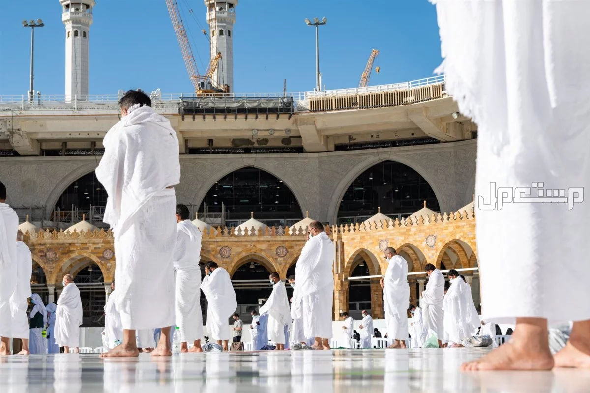 ملابس الإحرام الممنوعة في الحج للنساء والرجال: دليل شامل 2025 شروط ملابس الحج والعمرة