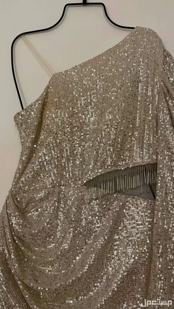 فستان نسائي للسهرة  مستعمل مرة واحدة فقط للبيع علماً بأن سعره الاصلي عند الشراء 250 ﷼ و المطلوب الان 100﷼ فقط  الطول 143 سم ، الخصر 84 سم في مكة المكرمة بسعر 100 ريال سعودي