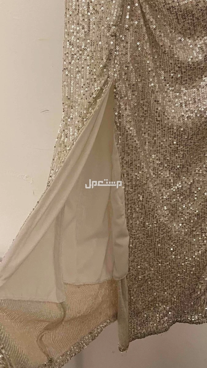 فستان نسائي للسهرة  مستعمل مرة واحدة فقط للبيع علماً بأن سعره الاصلي عند الشراء 250 ﷼ و المطلوب الان 100﷼ فقط  الطول 143 سم ، الخصر 84 سم في مكة المكرمة بسعر 100 ريال سعودي