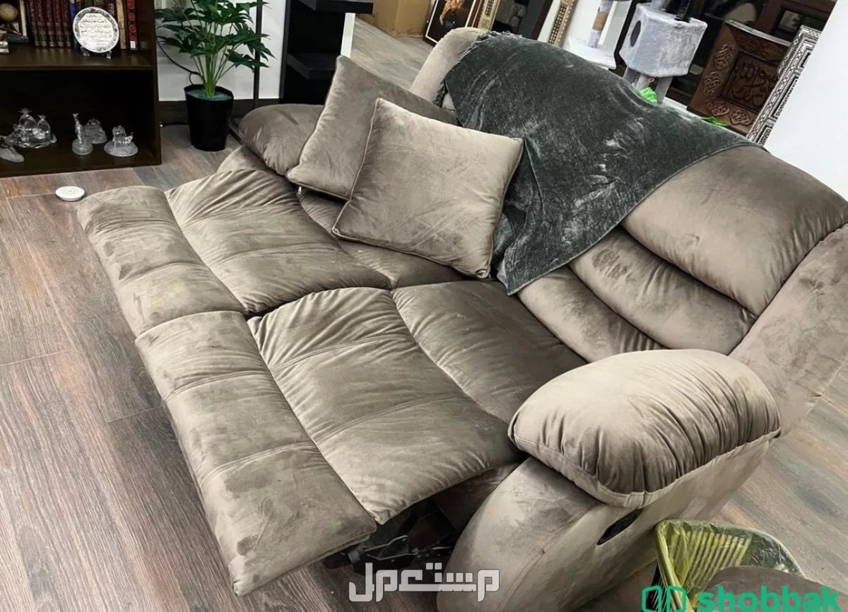 للبيع طقم كنب ست اشخاص ريكللينر  في الدمام بسعر 3 آلاف ريال سعودي