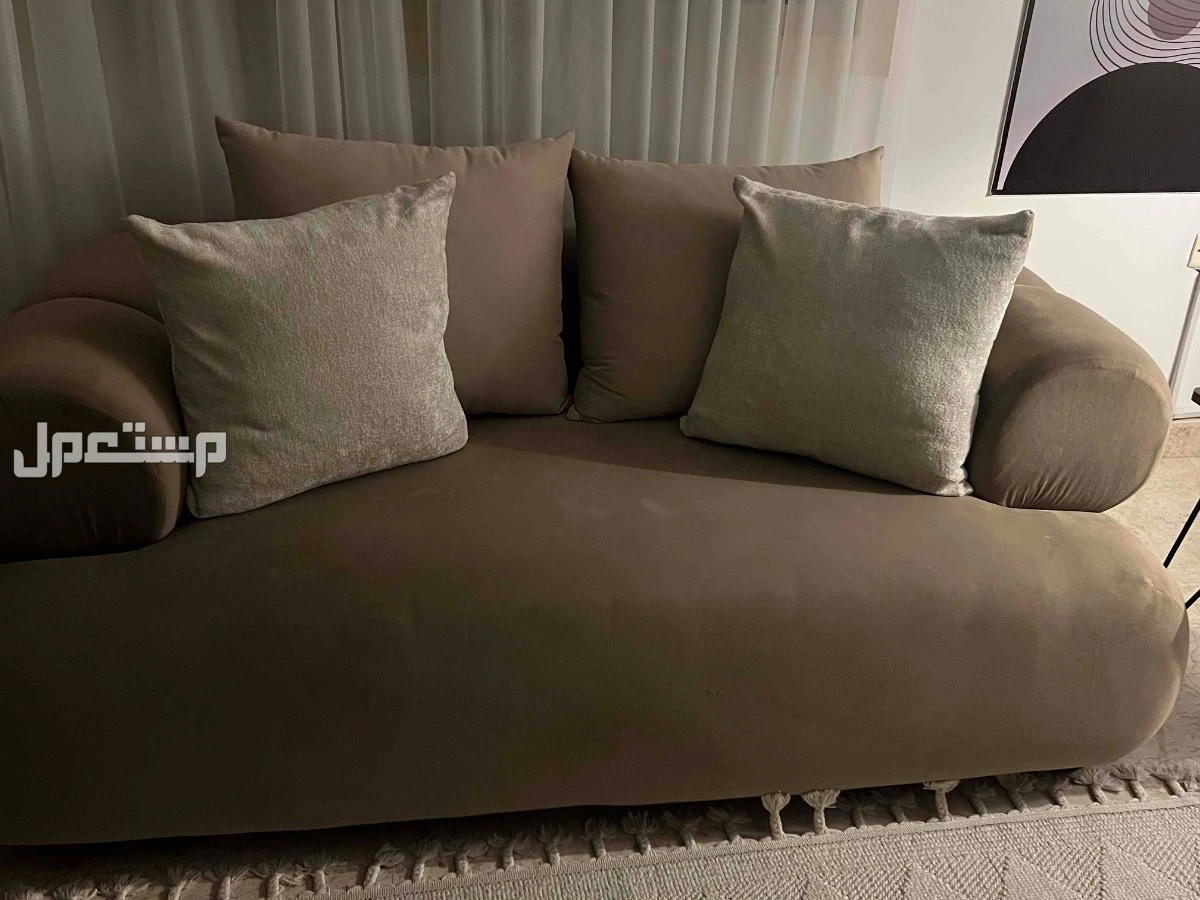الكنب جديد ونظييييف ماله 6 شهور ولا انقعد عليه كتير سبب البيع النقل .. الكنب كبير ومريح 3 قطع / كلفني تفصيله 5000 و ببيعه 1500 للبيع المستعجل